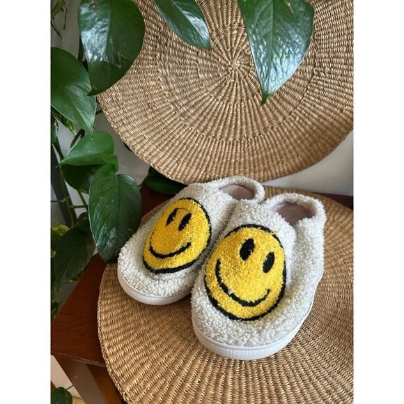 Smiley Face Adult men’s size 10 smiley slippers used - Picture 1 of 12